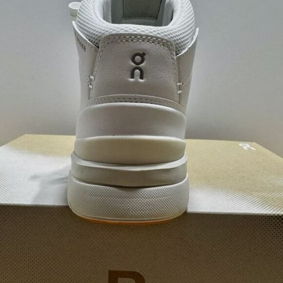 Brand New Oncloud women 9  Roger Clubhouse Mid sensa shoes sand/white 98.98327 - Picture 5 of 7